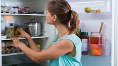 mulher congelador prazo validade alimentos