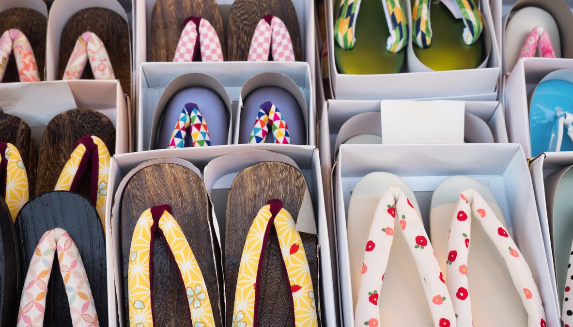 Clogs and sandals in line with stores Clogs and sandals in line with stores