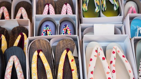 socas sandálias madeira verão covid-19