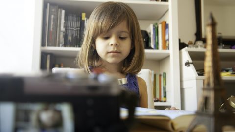 exploração infantil Internet criança pais mae menina Bel Para Meninas