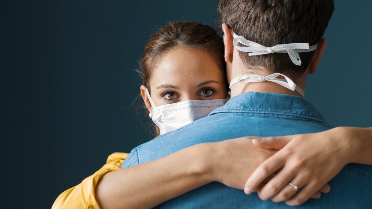 abraço máscara cuidados istock