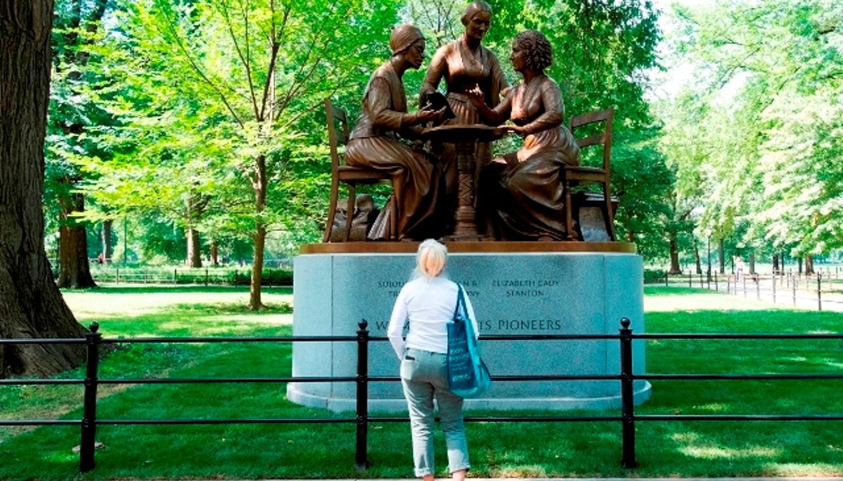 estátua mulheres reais central park EPA justin lane