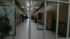 tires cadeira feminina surto covid-19