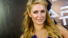 Paris Hilton denúncia escola abusos