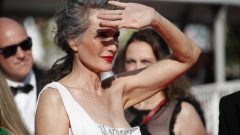 Andie MacDowell batom vermelho