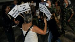 protestos O coordenador Nacional da 'Task Force' para o Plano de Vacinação contra a covid-19, vice-almirante, Henrique de Gouveia e Melo (C), confrontado por populares à entrada para o Centro de Vacinação de Odivelas durante o fim de semana de vacinação de jovens de 16 e 17 anos, no Pavilhão Multiusos de Odivelas, 14 de agosto de 2021. [Fotografia: MIGUEL A. LOPES/LUSA]