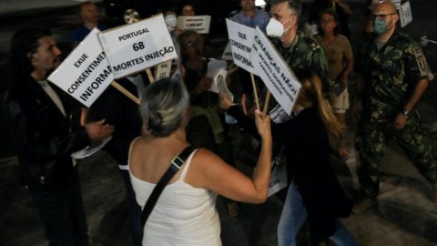 protestos O coordenador Nacional da 'Task Force' para o Plano de Vacinação contra a covid-19, vice-almirante, Henrique de Gouveia e Melo (C), confrontado por populares à entrada para o Centro de Vacinação de Odivelas durante o fim de semana de vacinação de jovens de 16 e 17 anos, no Pavilhão Multiusos de Odivelas, 14 de agosto de 2021. [Fotografia: MIGUEL A. LOPES/LUSA]