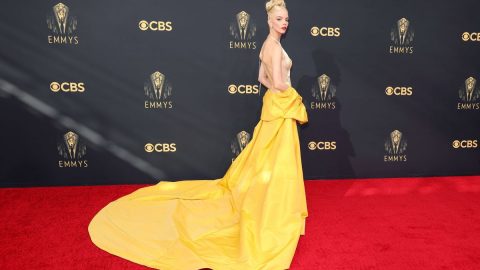 Anya Taylor-Joy, protagonista da premiada série 'Gambito da Rainha' em noite de Emmys 2021 [Fotografia: Rich Fury/Getty Images/AFP]