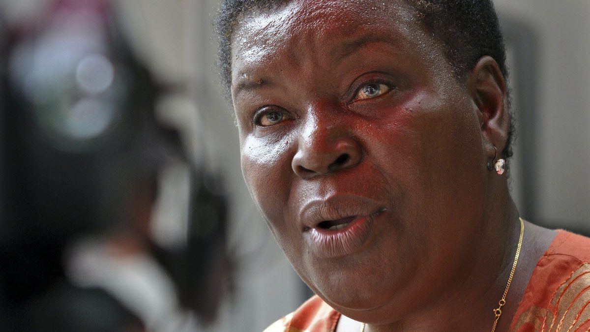 Escritora moÁambicana Paulina Chiziane vence PrÈmio Camıes