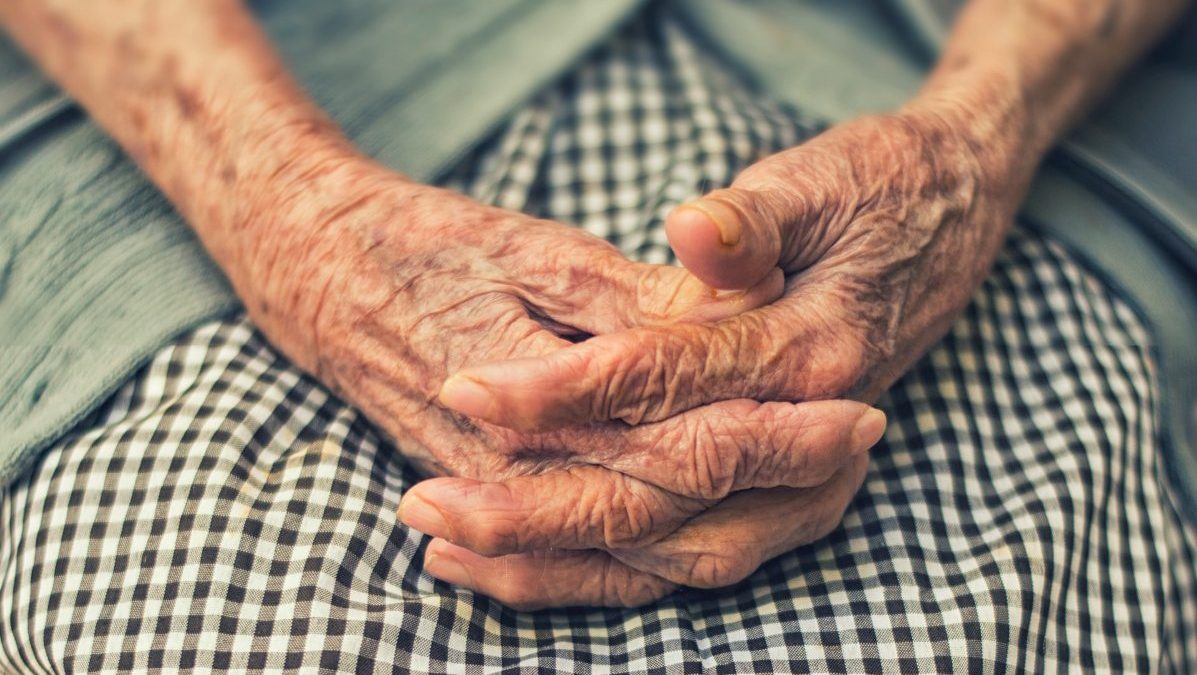 idosa danie-franco-CeZypKDceQc-unsplash