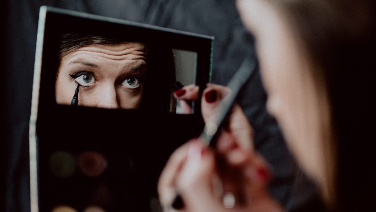 eyeliner inferior kelly-sikkema-hqJzcmXTX3k-unsplash