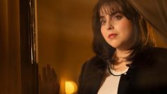 Beanie Feldstein na pele de Monica Lewinsky em 'American Horror Story' [Fotografia: Fox Life]