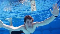 Spencer Elden fotografado 17 anos depois na recriacao da capa do album dos Nirvana, "Nevermind" [Fotografia: Arquivo Global Imagens]