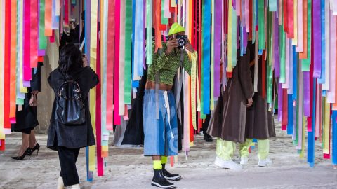Bandeiras do artista português Edgar Mosa e de Joe McShea no desfile para a Loewe, na Semana da Moda de Paris, em janeiro de 2022 [Fotografia: EPA/CHRISTOPHE PETIT TESSON]