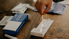 Cinco passos teste covid-19 crianças mais novos mulher mãe família saúde pandemia