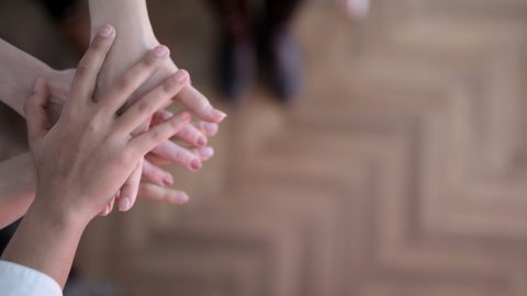 menores crianças adultos mãos