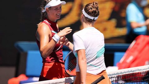 Em janeiro deste ano, Svitolina bateu-se com a bielorrussa Victoria Azarenka. Agora, tenista ucraniana recusa-se a competir contra potências que estão a entrar em território ucraniano e toma esta posição por ausência do WTA [Fotografia: Martin KEEP / AFP]