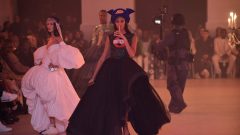 Coleção Outono/Inverno 20222/2023 da Off-White na Semana da Moda de Paris [Fotografia: JULIEN DE ROSA / AFP]