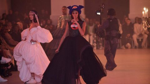 Coleção Outono/Inverno 20222/2023 da Off-White na Semana da Moda de Paris [Fotografia: JULIEN DE ROSA / AFP]