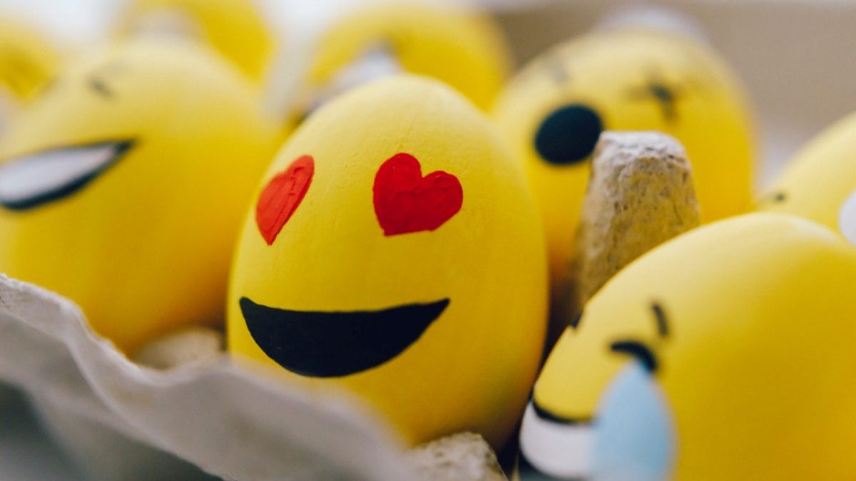 emoji pexels-roman-odintsov-6898853