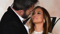 Jennifer Lopez e Ben Affleck na estreia do filme 'Marry Me' [Fotografia: VALERIE MACON / AFP]