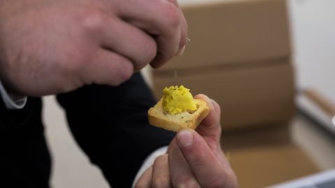 Daniel Abegão, administrador e diretor técnico da CFER, prova ovos mexidos feitos de ovo vegetal, um produto na área dos substitutos da proteína animal, o ovo 'vegetal', tratando-se de um preparado líquido que simula a confeção do ovo mas 100% a partir de plantas, podendo ser utilizado exatamente para os mesmos fins do ovo inteiro, esta empresa desenvolve os 'alimentos do futuro' e exporta já produtos e serviços para a Europa, África e Estados Unidos. do criou a própria empresa na área da investigação alimentar e biotecnologia, 18 de abril 2022 em Alcobaça. [Fotografia: PAULO CUNHA/LUSA]