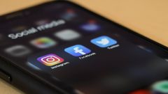 Redes sociais meninas meninos estudo saúde psicologia infelicidade