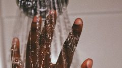 corpo e mente saúde benefício estudo água fria tomar banho mulher