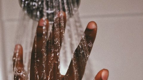 corpo e mente saúde benefício estudo água fria tomar banho mulher