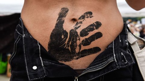 Manifestante pelo direito ao aborto. Norte-ameticanos saíram à rua para lutarem contra a possível decisão do supremo Tribunal norte-americano recuar no Roe v. Wade [Fotografia: . Stephanie Keith/Getty Images/AFP]