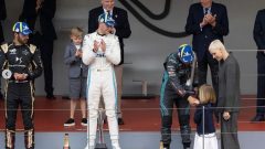 primeiro evento oficial Princesa Charelene à direita na foto com o filho Jacques [Fotgrafia: Eric Mathon / Palais princier/ IInstagram]