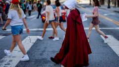 Manifestantes pró-aborto em Atlanta, Georgia, durante um protesto de emergência após ter sido conhecido o documento do Supremo Tribunal norte-americano que quer proibir este direito [Fotografia: Erik S. Lesser/EPA]