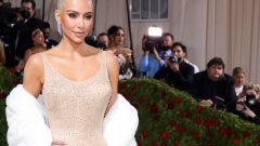 Kim Kardashian no icóinico vestido de Marilyn Monroe de 1962, na MET Gala, de 2022 [Fotografia:EPA/JUSTIN LANE]