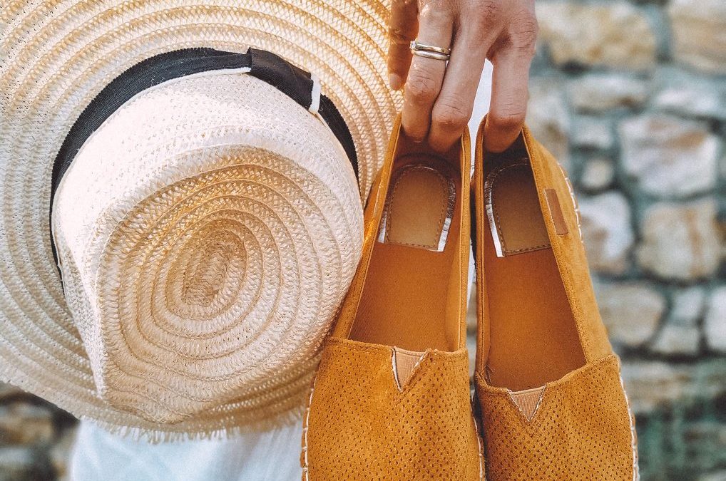 alpercatas pexels-apostolos-vamvouras-2918562