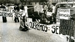 As escritoras Maria Isabel Barreno, Maria Teresa Horta carregaram cartazes com frases de ordem como "Mulheres uma força política", "A junta é machista", "Queremos: Sede". Juntas, a par com Maria Velho da Costa, foram absolvidas no caso de tribunal conhecido por “As Três Marias” e lideraram a Manifestação do Movimento de Libertação das Mulheres [Fotografia: Arquivo DN]