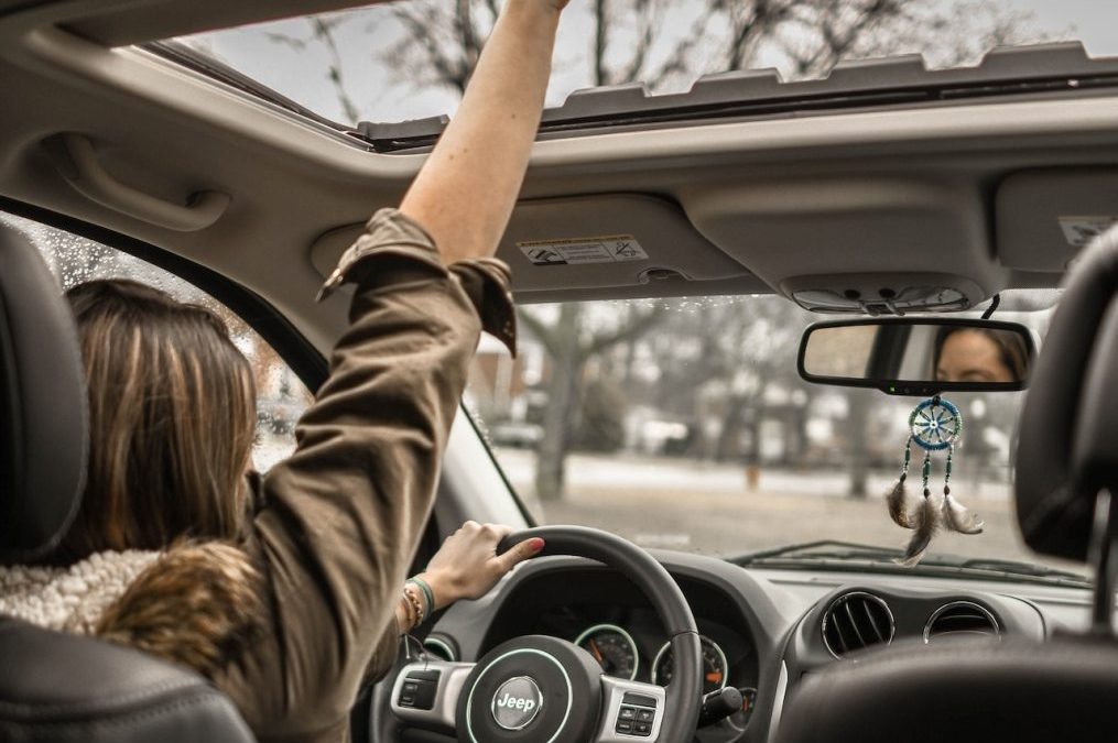 carro pexels-element-digital-1051071