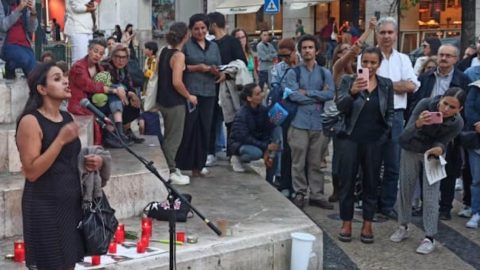 À esquerda na imagem, Sahar fala pelas mulheres iranianas e luta contra a repressão que elas viovem no seu país [Fotografia: DR]