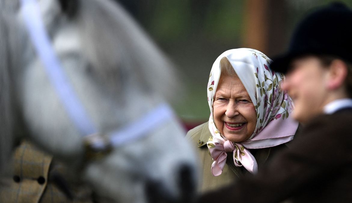 FILES-BRITAIN-ROYALS-QUEEN-RACING FILES-BRITAIN-ROYALS-QUEEN-RACING