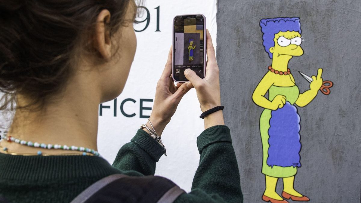 Street art in solidarity with Mahsa Amini