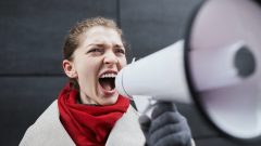 protesto imigrantes brasileiras porto