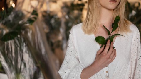 camisas brancas shopping calor estranho outono