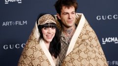 Billie Eilish e Jesse Rutherford cobertor pijama gucci