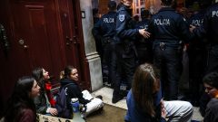 ativistas cinco detidas trabalho cumintário Ministério da Economia