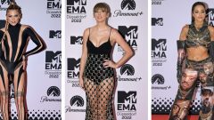 Cantoras Becca Dudley, Taylor Swift e Noa Kirel na passadeira vermelha dos prémios europeus MTV 2022 [Fotografia: Montagem/ Sascha Schuermann / AFP]