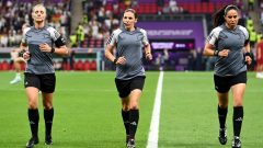 A árbitra francesa lusodescendente Stephanie Frappart, ao centro, com as assistentes Karen Diaz Medina, à direita, e Neuza Ines Back, à esquerda, no aquecimento para o jogo Costa Rica-Alemanha, a 1 de dezembro no Mundial do Catar 2022 [Fotografia: EPA/Georgi Licovski]