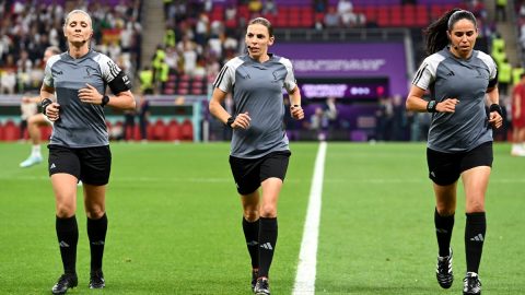 A árbitra francesa lusodescendente Stephanie Frappart, ao centro, com as assistentes Karen Diaz Medina, à direita, e Neuza Ines Back, à esquerda, no aquecimento para o jogo Costa Rica-Alemanha, a 1 de dezembro no Mundial do Catar 2022 [Fotografia: EPA/Georgi Licovski]
