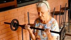 Vovó Dona Carmelita musculação 100 anos agachamentos