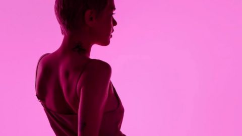 pantone cor 2023 viva Magenta