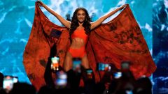 R'Bonney Gabriel como vencedora Miss Universo 2022 [Fotografia: TIMOTHY A. CLARY / AFP]