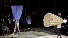 Viktor&Rolf semana da moda de Paris manequim